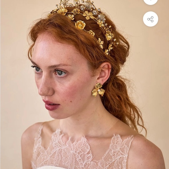 Gorgeous Lava Floral Pearl Studs Statement Earrings - Picture 3 of 3